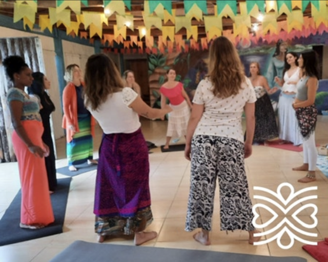 Grupo de mulheres em prática corporal
