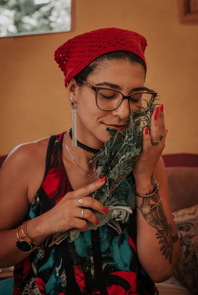 Mariaanna em atendimento com cartas
