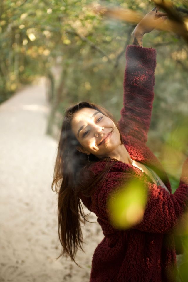 Mariaanna em movimento na natureza