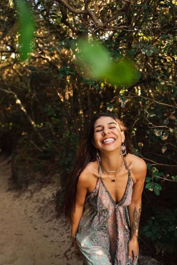 Mariaanna Paz em meio à natureza